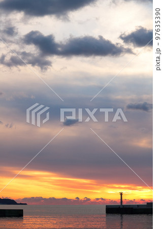 漁港のオレンジ色の夕焼けとシルエット 漁港のオレンジ色の夕焼けとシルエット 97635390