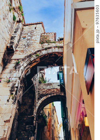 クロアチア　スプリト　遺跡と共存する旧市街 97635603