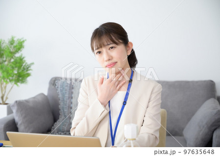 仕事中に喉が不調の女性 仕事中に喉が不調の女性 97635648