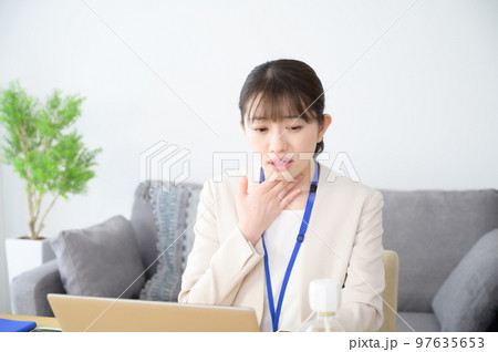 仕事中に喉が不調の女性 97635653