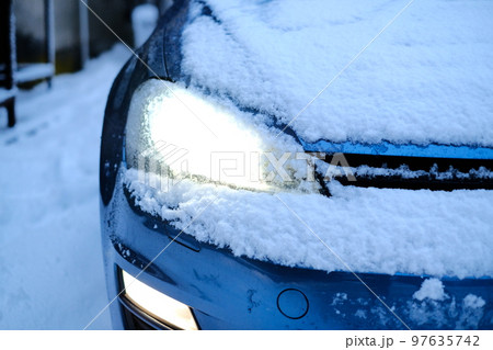 車に乗る前に雪の付着に注意 車に乗る前に雪の付着に注意 97635742