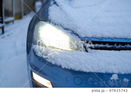 降雪時のヘッドライトの雪の処理 降雪時のヘッドライトの雪の処理 97635743