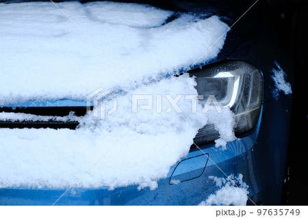 雪で半分隠れたヘッドライト 雪で半分隠れたヘッドライト 97635749