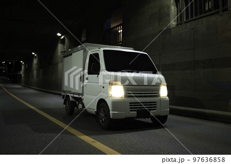 アンダーパス（トンネル）を走行中の軽貨物 97636858