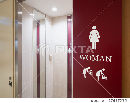 商業施設の公衆トイレ 商業施設の公衆トイレ 97637236