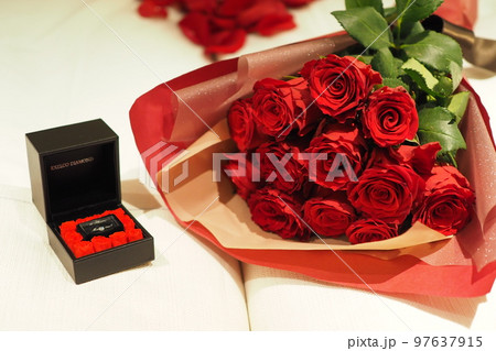 バラとダイヤモンドのプロポーズ 97637915