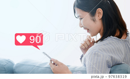 スマートフォンを操作をする若い女性 97638319
