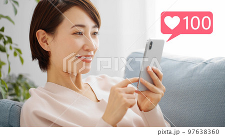 スマートフォンを操作をする若い女性 97638360