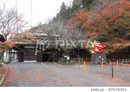 紅葉の叡山電車　鞍馬駅　京都　京都市　京都府 97638361