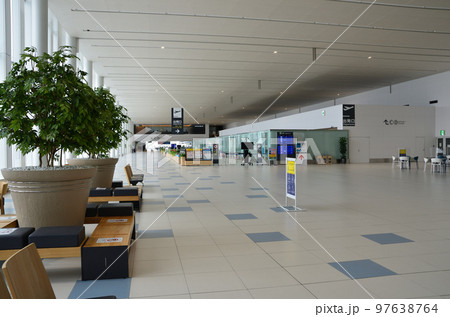 明るさが逆に寂しさを誘うコロナ渦の新千歳空港国際線ロビー 97638764