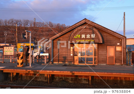 夕陽を浴びて黄金色に輝く黄金駅 夕陽を浴びて黄金色に輝く黄金駅 97638804