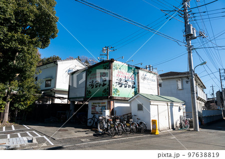深大寺天然温泉湯守の里 自転車置き場 冬晴れの青空 東京都調布市 深大寺天然温泉湯守の里 自転車置き場 冬晴れの青空 東京都調布市 97638819