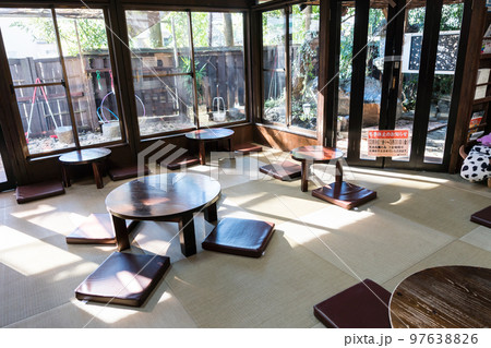 深大寺天然温泉湯守の里　休憩スペース　冬晴れの青空　東京都調布市 97638826