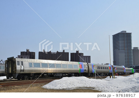 苗穂工場内で再びの出番を待つ特急列車用の車輌たち 苗穂工場内で再びの出番を待つ特急列車用の車輌たち 97638917