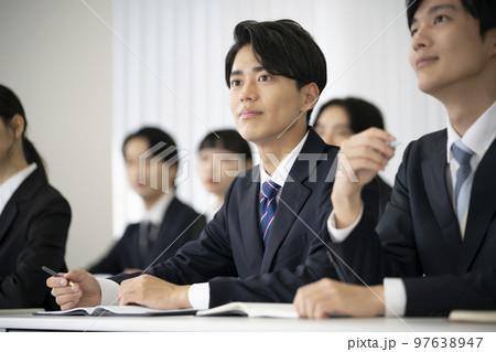 スーツを着た若い男性 セミナー受講者イメージ スーツを着た若い男性 セミナー受講者イメージ 97638947