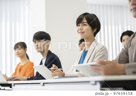 セミナーを受ける若い男女　 97639158