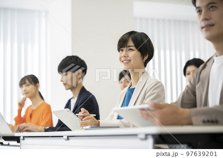 セミナーを受ける若い男女　 97639201