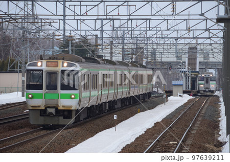 普通列車を追い抜き新千歳空港へ急ぐ快速「エアポート」 普通列車を追い抜き新千歳空港へ急ぐ快速「エアポート」 97639211