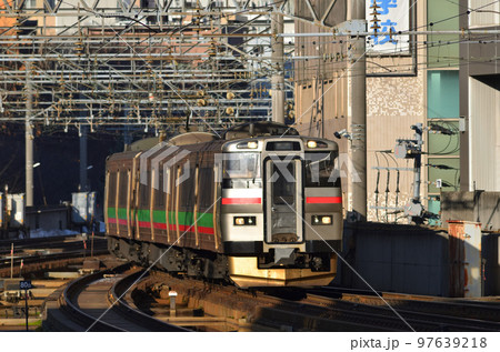 札幌駅に進入する学園都市線の上り普通列車 札幌駅に進入する学園都市線の上り普通列車 97639218