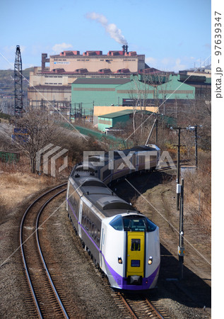 製鉄工場の前をカーブして東室蘭駅に到着する札幌行きの特急「北斗」 製鉄工場の前をカーブして東室蘭駅に到着する札幌行きの特急「北斗」 97639347