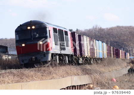 黄金駅附近を力走する上りコンテナ貨物列車 97639440