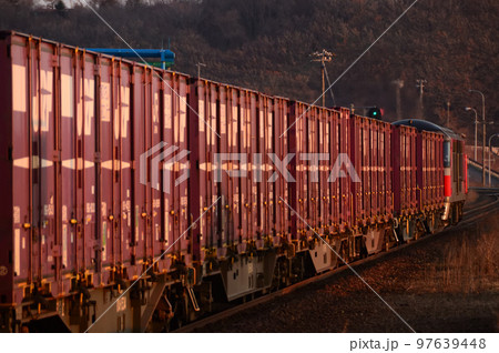 JRFレッドの赤紫色コンテナで統一された貨物列車（後追い） 97639448