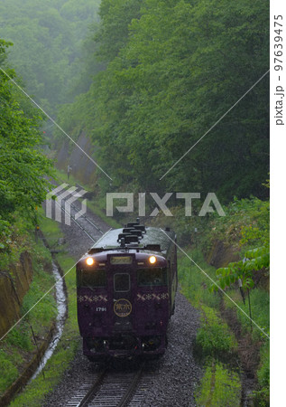 大雨の隘路を空知トンネルに向けて進む「紫水」使用の普通列車 97639475