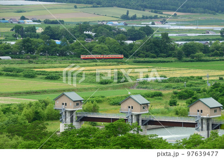 空知川頭首工越しに望むツートンカラー2輌編成のキハ40臨時列車(後追い) 空知川頭首工越しに望むツートンカラー2輌編成のキハ40臨時列車(後追い) 97639477