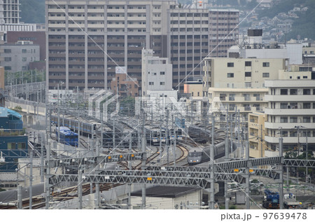 高架になった駅近くの留置線脇を通り長崎駅に到着する787系の特急「かもめ」 97639478