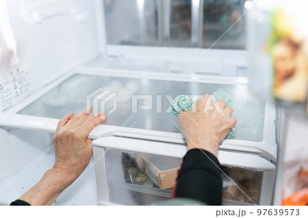 冷蔵庫内の掃除 97639573