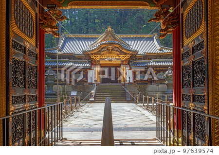 日光山輪王寺 大猷院 夜叉門から唐門を望む 97639574