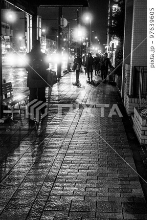 雨降りの街並み。モノトーンでブラックミストフィルターでハイライトの