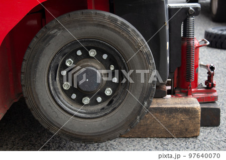 フォークリフトのタイヤ交換作業 フォークリフトのタイヤ交換作業 97640070