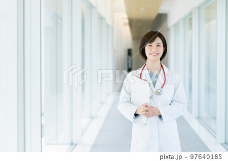 廊下を歩く女性医師 廊下を歩く女性医師 97640185