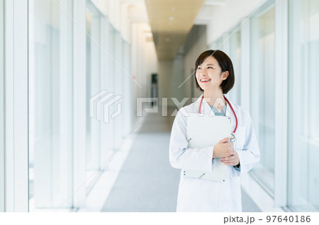 廊下を歩く女性医師 97640186