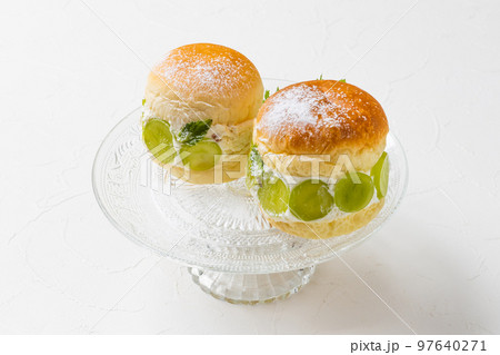 マリトッツォ　Italian cream sandwich sweets (Maritozzo)  97640271