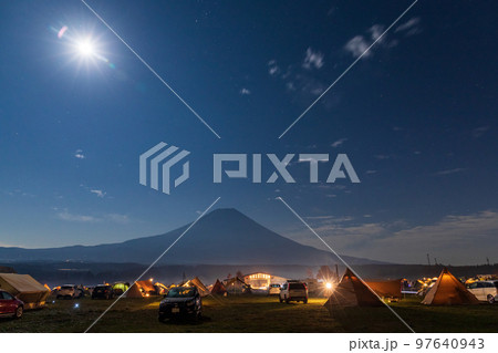 「静岡県」富士山が見えるオートキャンプ場・夜景 97640943