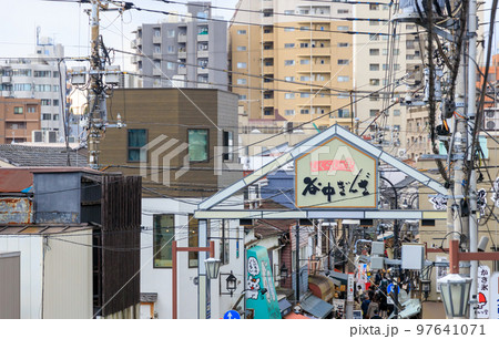 賑わいを見せる谷中ぎんざの風景 97641071