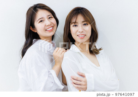 白シャツを着た女性のビューティーイメージ 97641097