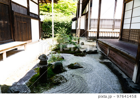 【近畿三十六不動霊場】第十七番 曼殊院門跡 枯山水の小庭と庫裡と上之台所1 京都府京都市左京区 【近畿三十六不動霊場】第十七番 曼殊院門跡 枯山水の小庭と庫裡と上之台所1 京都府京都市左京区 97641458