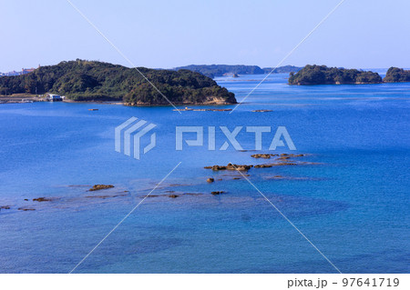 南紀白浜の透明な海の風景 南紀白浜の透明な海の風景 97641719