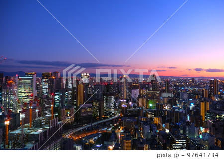 大阪梅田スカイビル空中庭園からの夜景 97641734