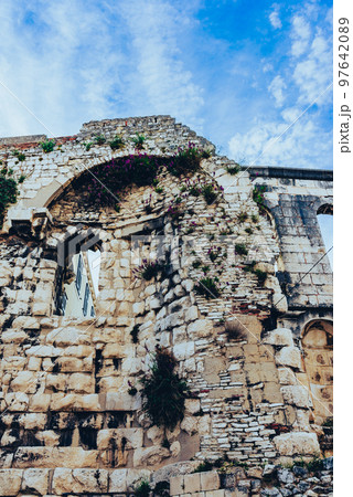クロアチア　スプリト　崩れかけた石壁 97642089