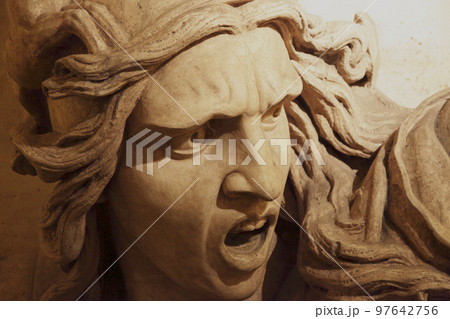 パリ凱旋門内　マリアンヌ像の彫刻 97642756