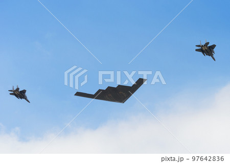 アメリカ空軍B-2ステルス爆撃機と護衛のF-15戦闘機 97642836