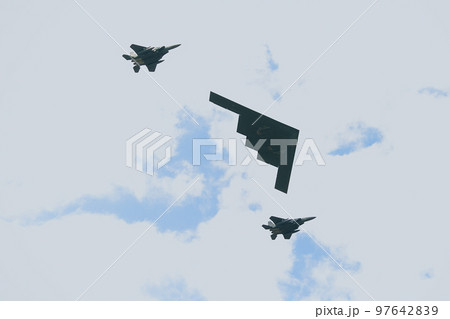 アメリカ空軍B-2ステルス爆撃機と護衛のF-15戦闘機 97642839
