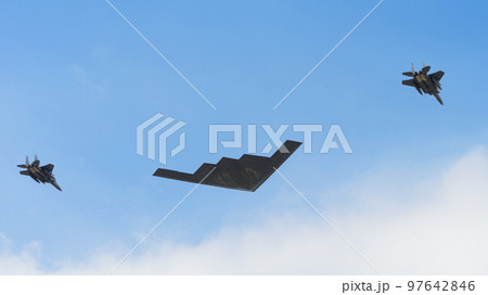 アメリカ空軍B-2ステルス爆撃機と護衛のF-15戦闘機 アメリカ空軍B-2ステルス爆撃機と護衛のF-15戦闘機 97642846