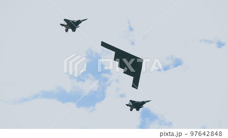 アメリカ空軍B-2ステルス爆撃機と護衛のF-15戦闘機 アメリカ空軍B-2ステルス爆撃機と護衛のF-15戦闘機 97642848