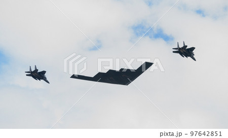 アメリカ空軍B-2ステルス爆撃機と護衛のF-15戦闘機 アメリカ空軍B-2ステルス爆撃機と護衛のF-15戦闘機 97642851