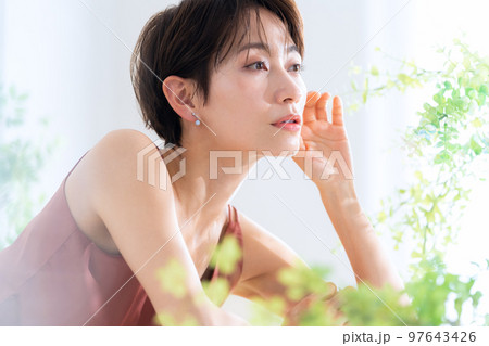 女性　ビューティー　美容　UVケア　スキンケア　リビング 97643426